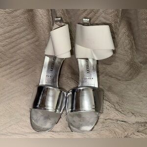 New Bruno Frisoni silver heels w. white ankle straps - Women Size 40.5 EU 9.5 US